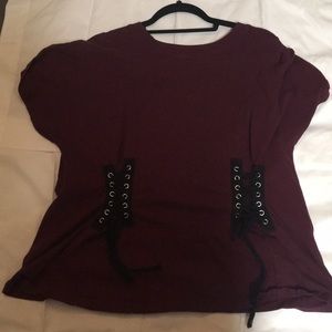 Fitted maroon t shirt